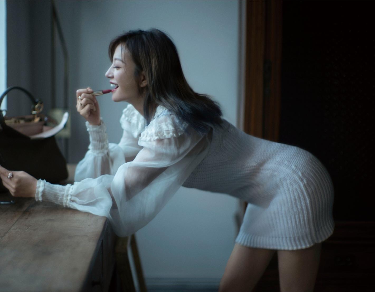 赵薇瘦回颜值高峰,穿白色裙装坐沙发上剪指甲,对镜擦口红很俏皮