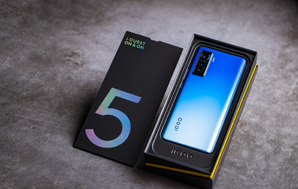 iqoo5上手媲美游戏手机的顶级体验不可错过的水桶机