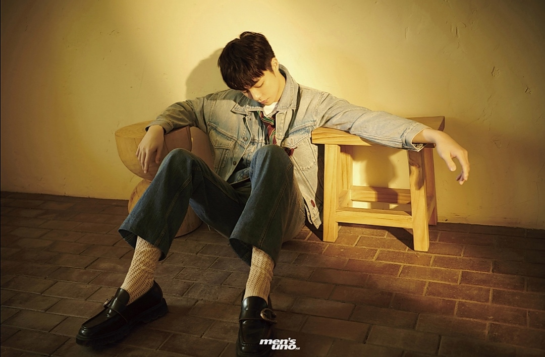 陈立农复古少年感封面,皮鞋白袜子造型很大胆,优雅文艺范十足