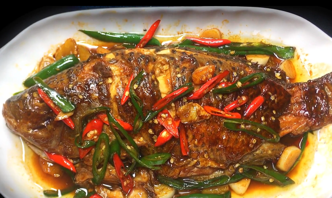 啤酒烧罗非鱼肉质鲜嫩汁香浓郁且无腥味吃起来很是过瘾