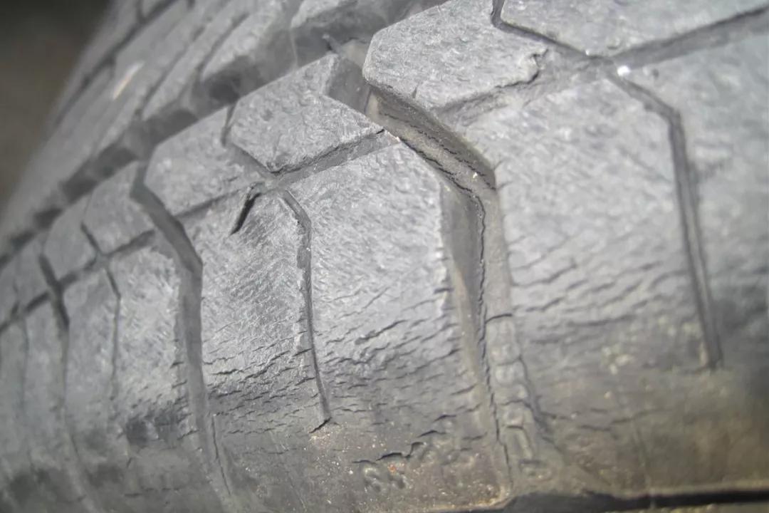 都存在自然老化问题,一般轮胎保质期是3-4年,超过就可能因为橡胶老化