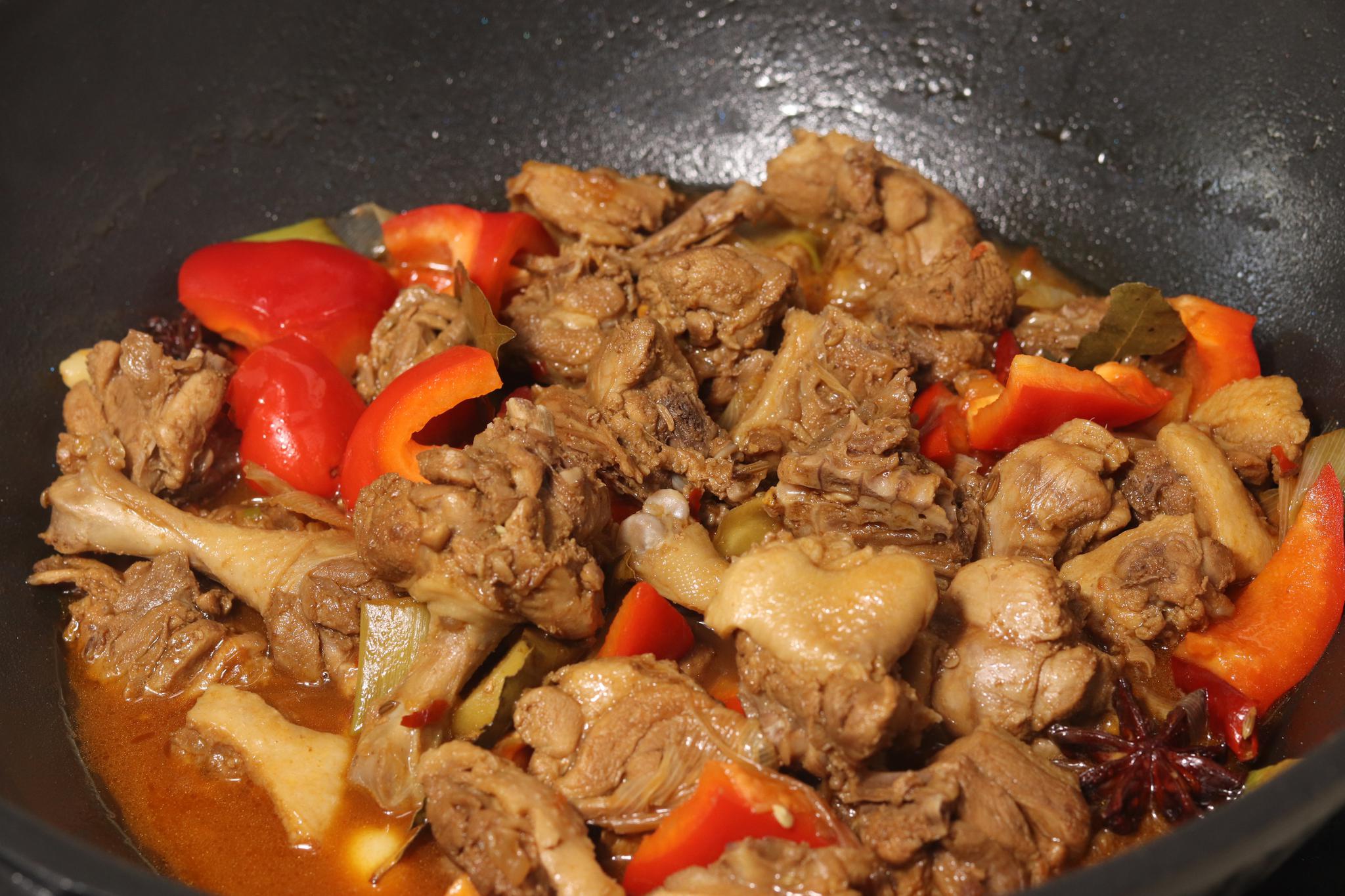 出锅前放入鸡精提鲜,贴秋膘的啤酒炖鸭腿就做好了,酱香十足!