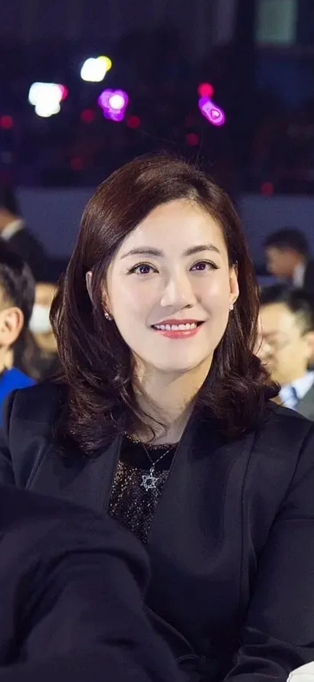 最美经纪人霍汶希身材真绝!穿高腰裤秀美腿,跟白冰合影颜值稳赢