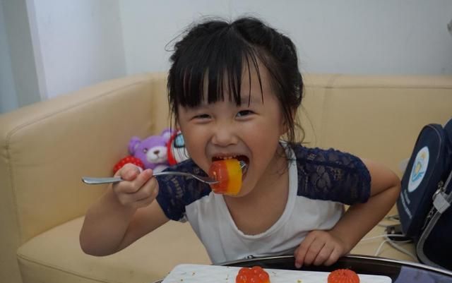 3岁孩子偷吃果冻被卡喉奶奶紧急操作5分钟成功挽回孩子生命