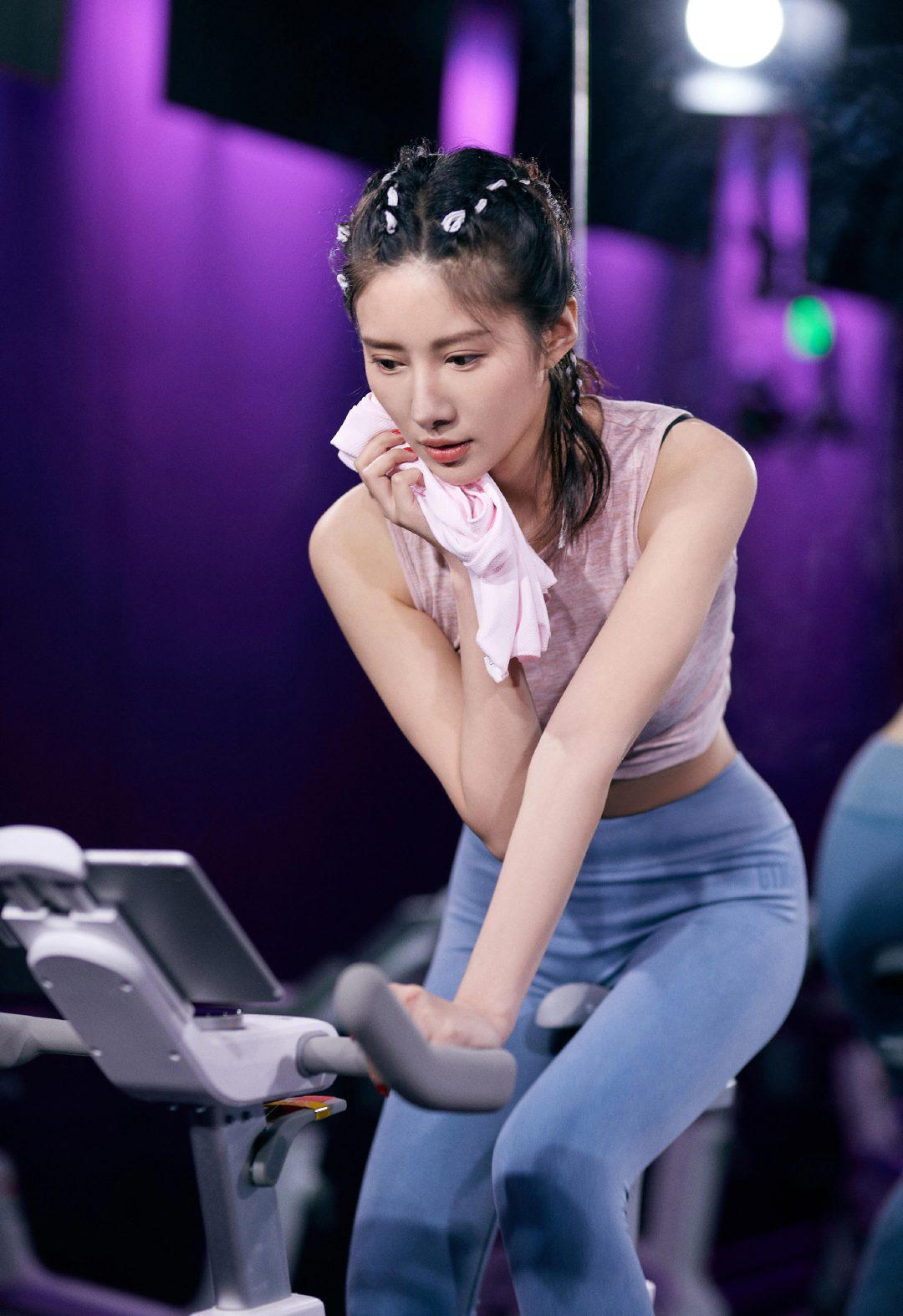 今天漂亮姐姐吴优的运动look着实slay到我