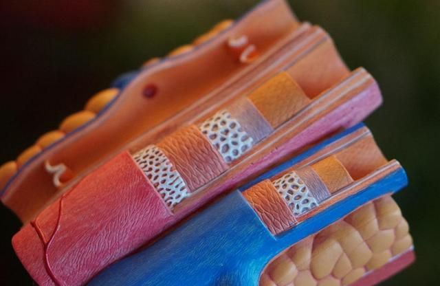 上吊不仅无法自救，而且就算双脚着地，一样可能自缢身亡