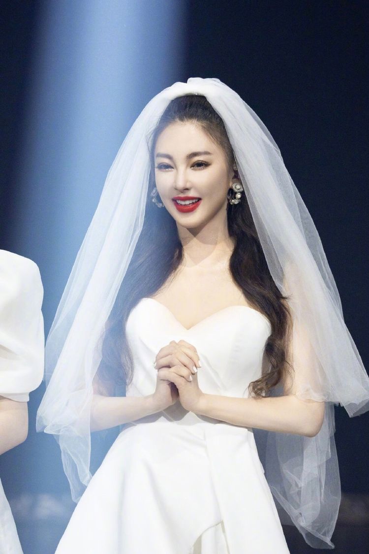 张雨绮的婚纱造型太美太仙了撩头纱的动作可以看一年