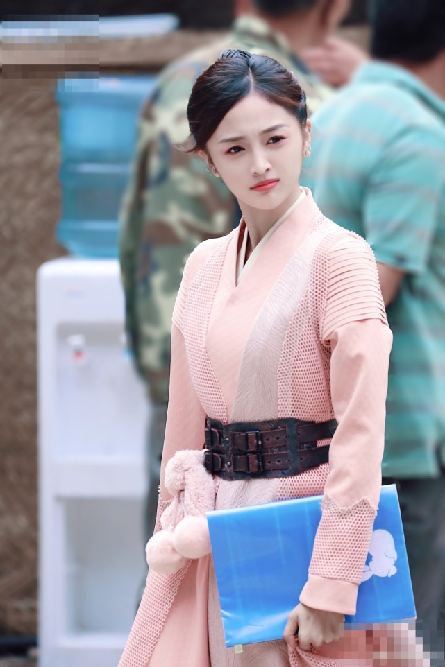 吴宣仪版小舞虽然很甜美,不过很多网友觉得,清新灵动的她更适合