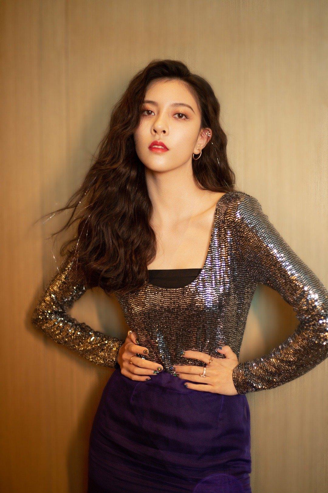 49岁范文芳越发年轻穿复古上衣配短裤剪了空气刘海太时髦