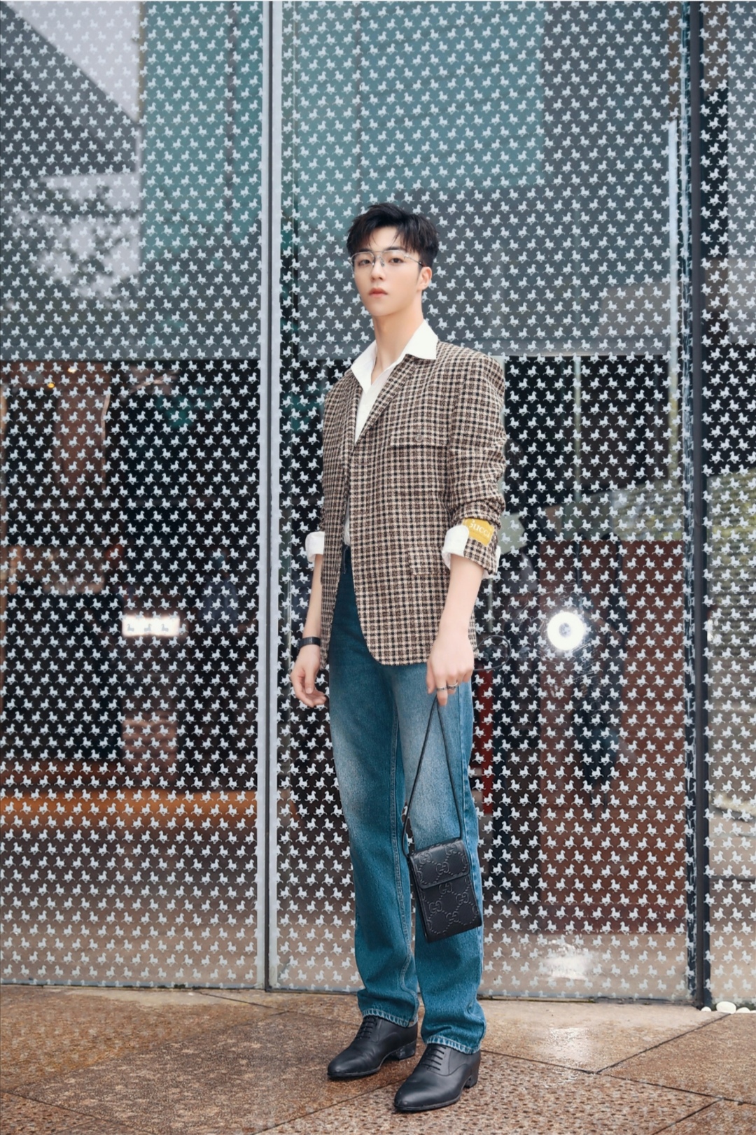 陈立农复古少年感封面,皮鞋白袜子造型很大胆,优雅文艺范十足