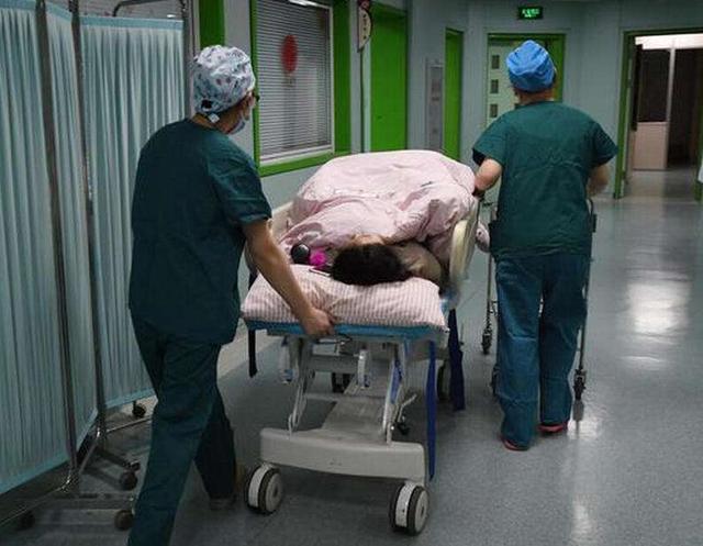 准备进入产房分娩,有四类物品必不可少,自己检查一