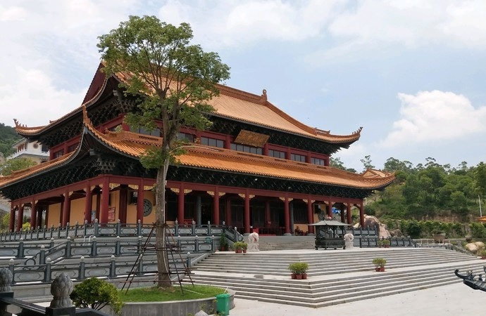 诏安还有着许多具有闽南特色的寺庙,如关帝庙,城隍庙,万寿寺,慈云寺