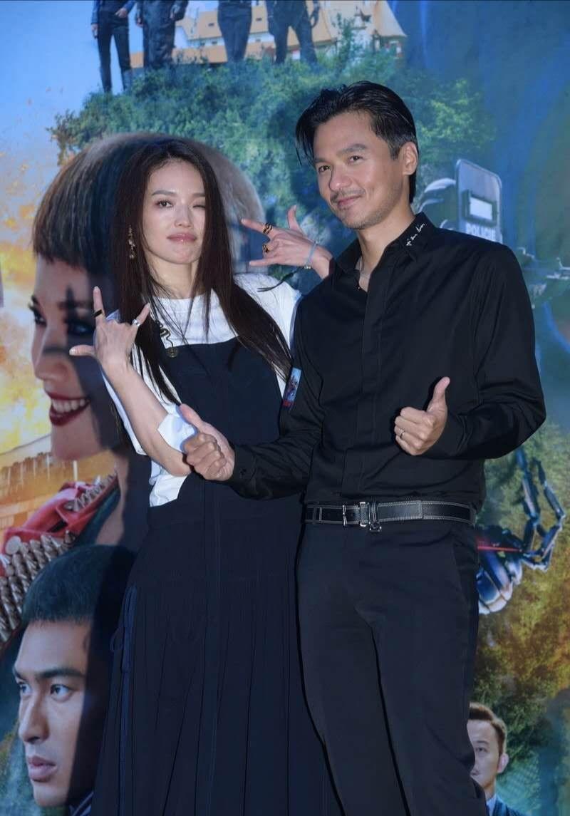 舒淇冯德伦合体亮相穿背带裙配白t恤在老公面前秒变小女生