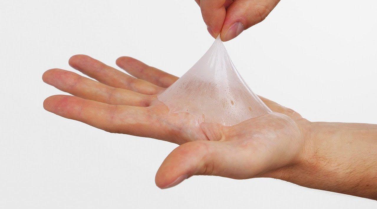 胶水涂在手上会怎样,撕开的一瞬间,网友:看着很酸爽