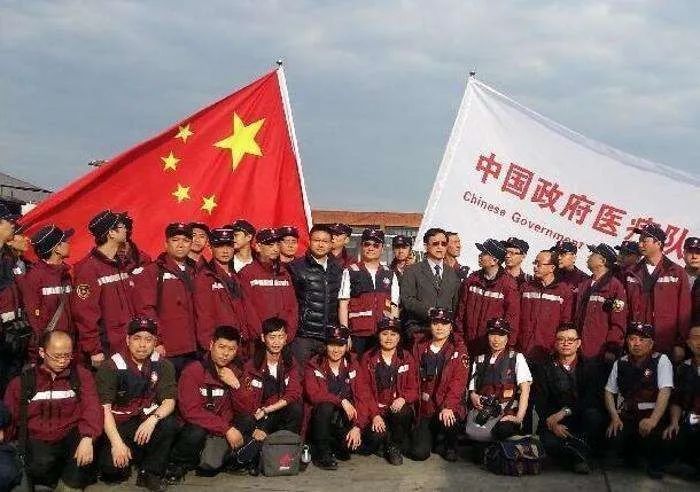 3月12日,中国派出第一支来自四川的9人医疗队带着31吨物资抵达罗马.