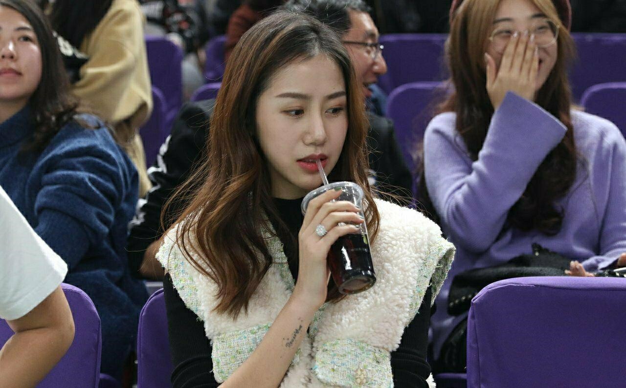 众所周知,我国不少cba名将都娶到了身姿曼妙的女子当老婆,像周琦娶到