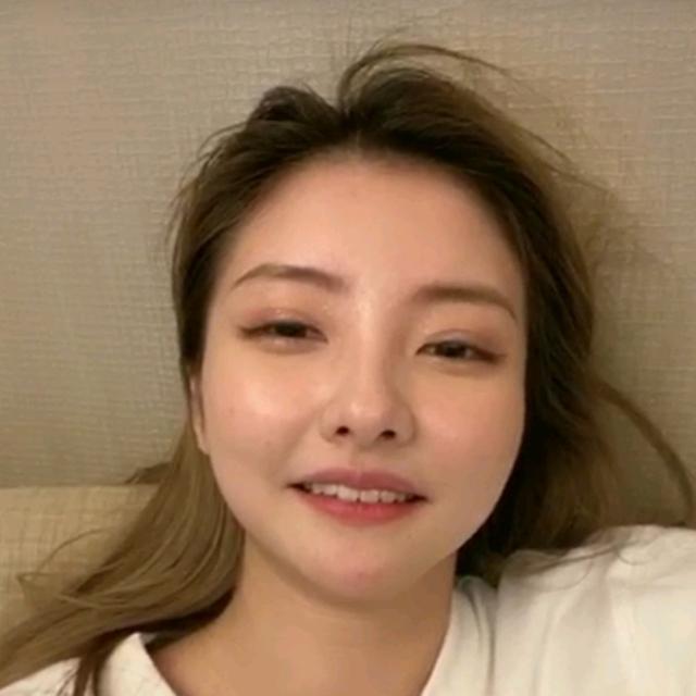 王思聪前女友豆得晒素颜照面部肿胀发福判若两人苹果肌超夸张