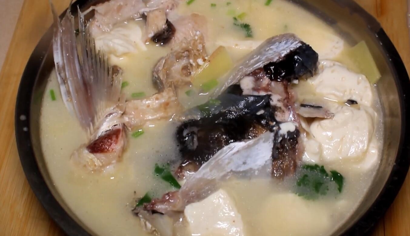 新闻看点# 鱼头豆腐汤是一道地道的家常菜. 来自会计实务课 - 微博