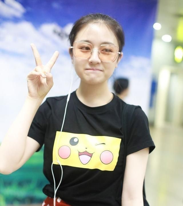 李兰迪素颜的出现,说明短裙和t恤充满了纯真的感觉