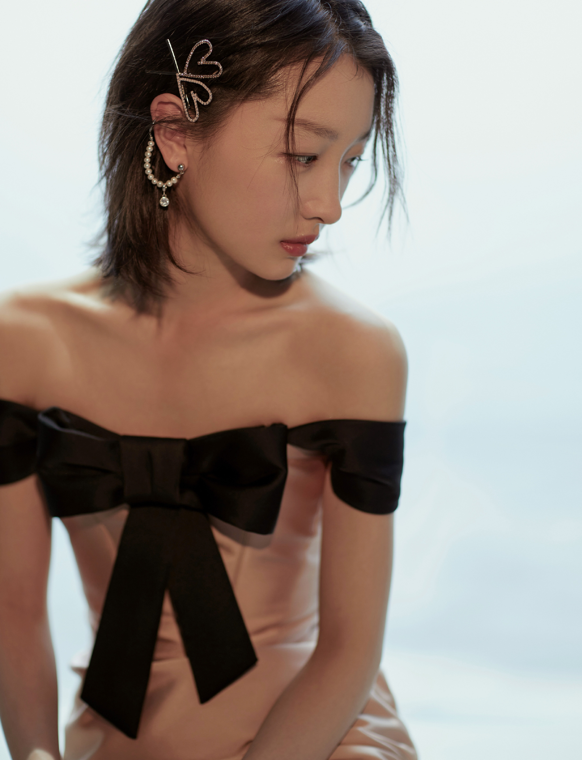 小个子亦能诠释性感风!周冬雨穿抹胸裙秀美背,慵懒中自带高级范