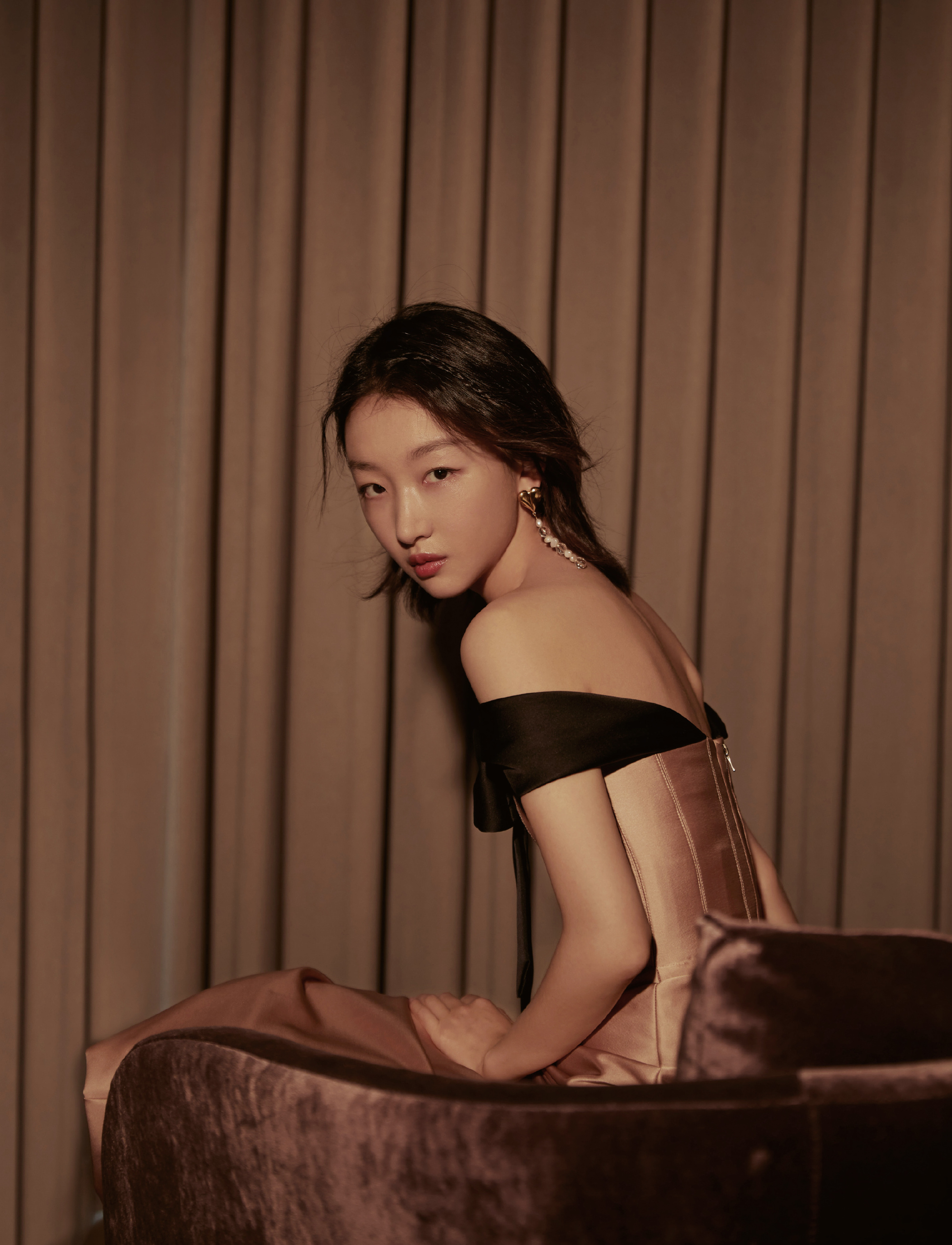 小个子亦能诠释性感风!周冬雨穿抹胸裙秀美背,慵懒中自带高级范