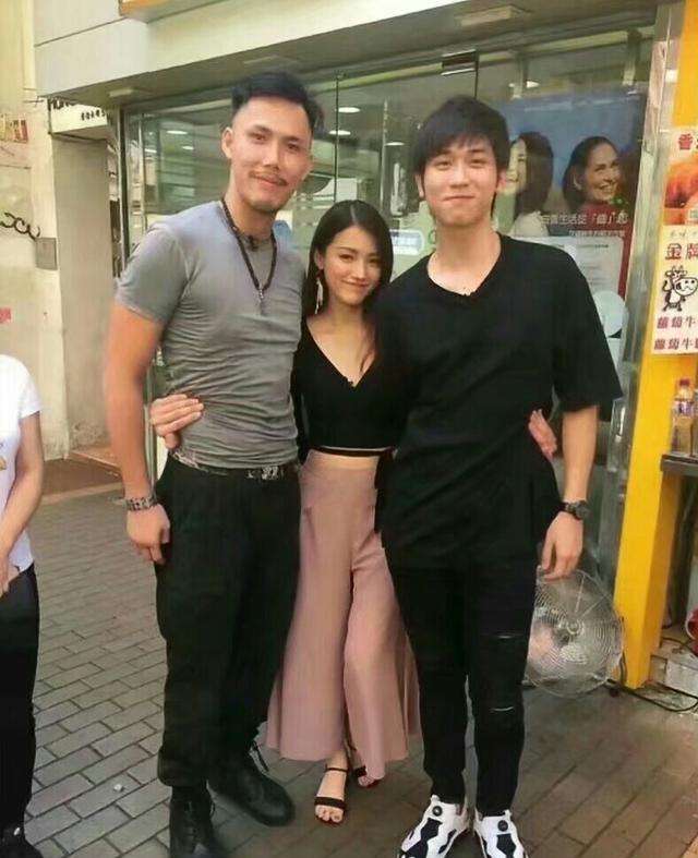 美女,你这有点离谱啊,这左拥右抱的,真让人羡慕!