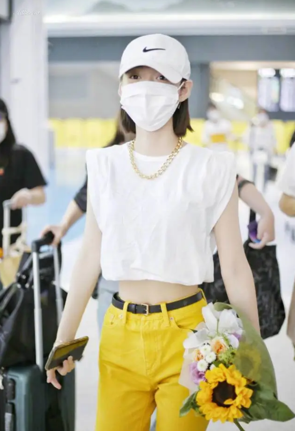 段奥娟为秀少女感直接穿炫腹装走机场上身效果绝了