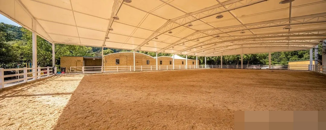 今非昔比,《明日之子4》住宿环境这么好?高级酒店户外有跑马场