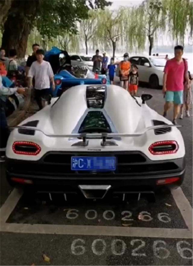 塞格agera r,国内指导价为2650万,选装落地3200万上下,定位豪华型超跑