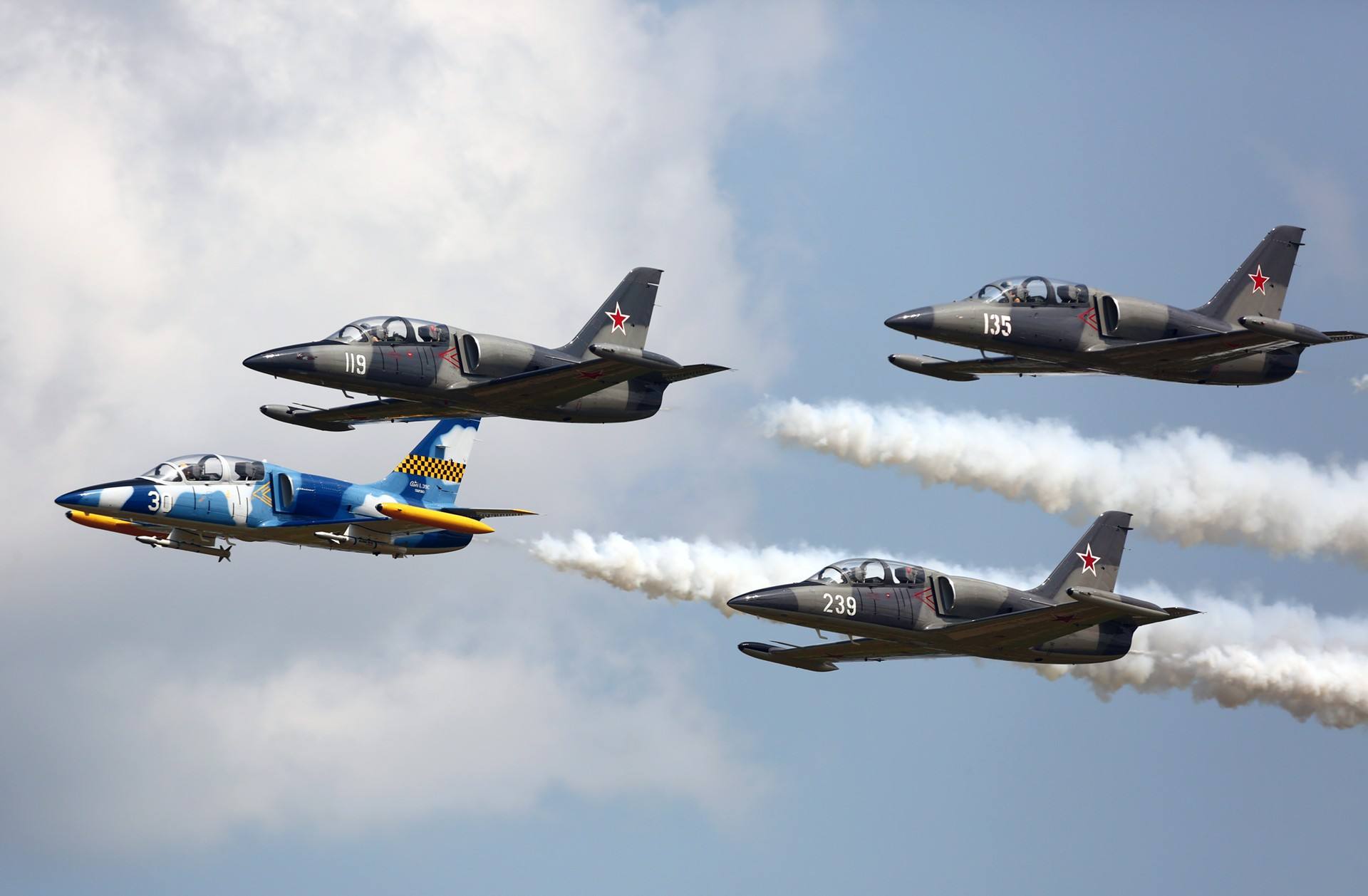 一年不如一年乌克兰军费不足要用螺旋桨战机取代l39教练机