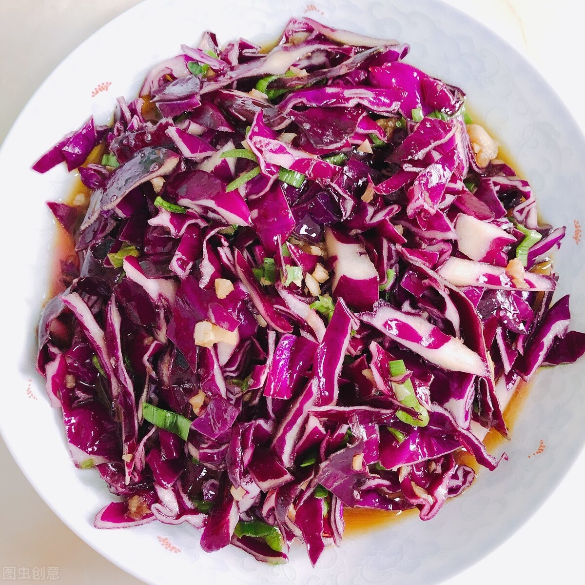 紫甘蓝沙拉,色香味俱全,清脆爽口,低脂又减肥