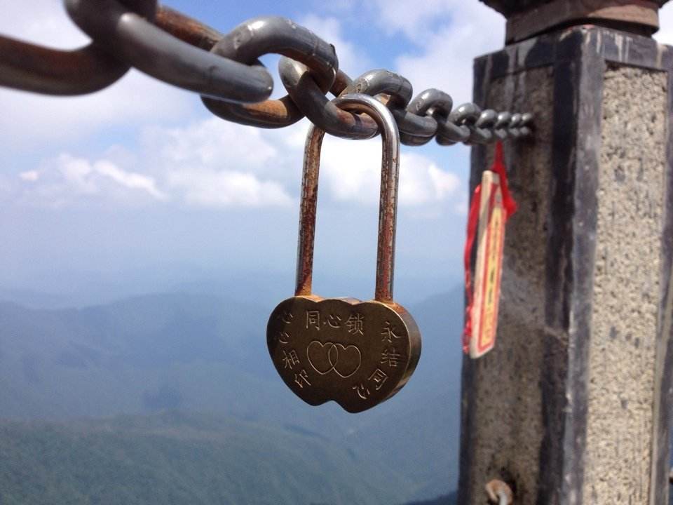 蒙山有两座塔,为何人们喜欢在塔前挂上同心锁,原因只有一点