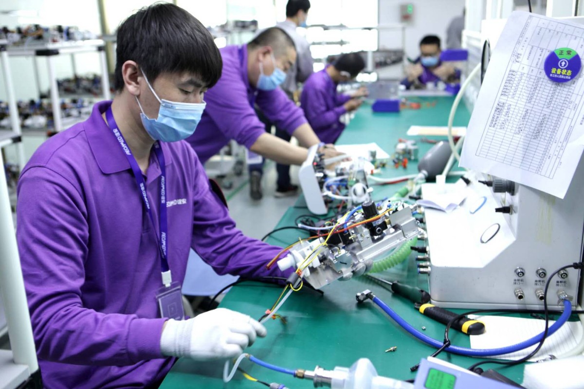 谊安医疗生产线上,工人赶制呼吸机设备.