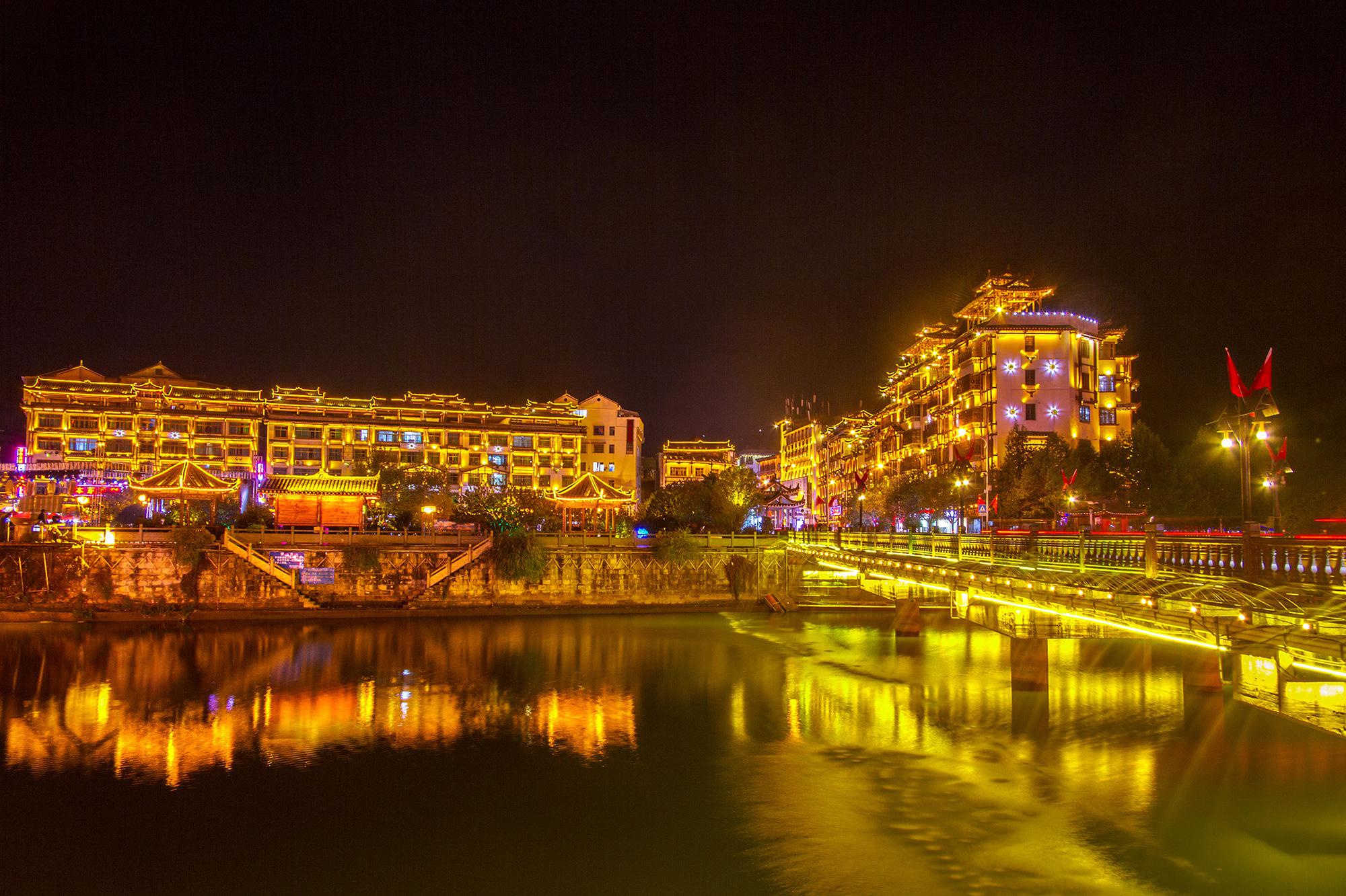 贵州黔东南藏着个"中国最美县城",小城夜景如画,是你家乡吗?