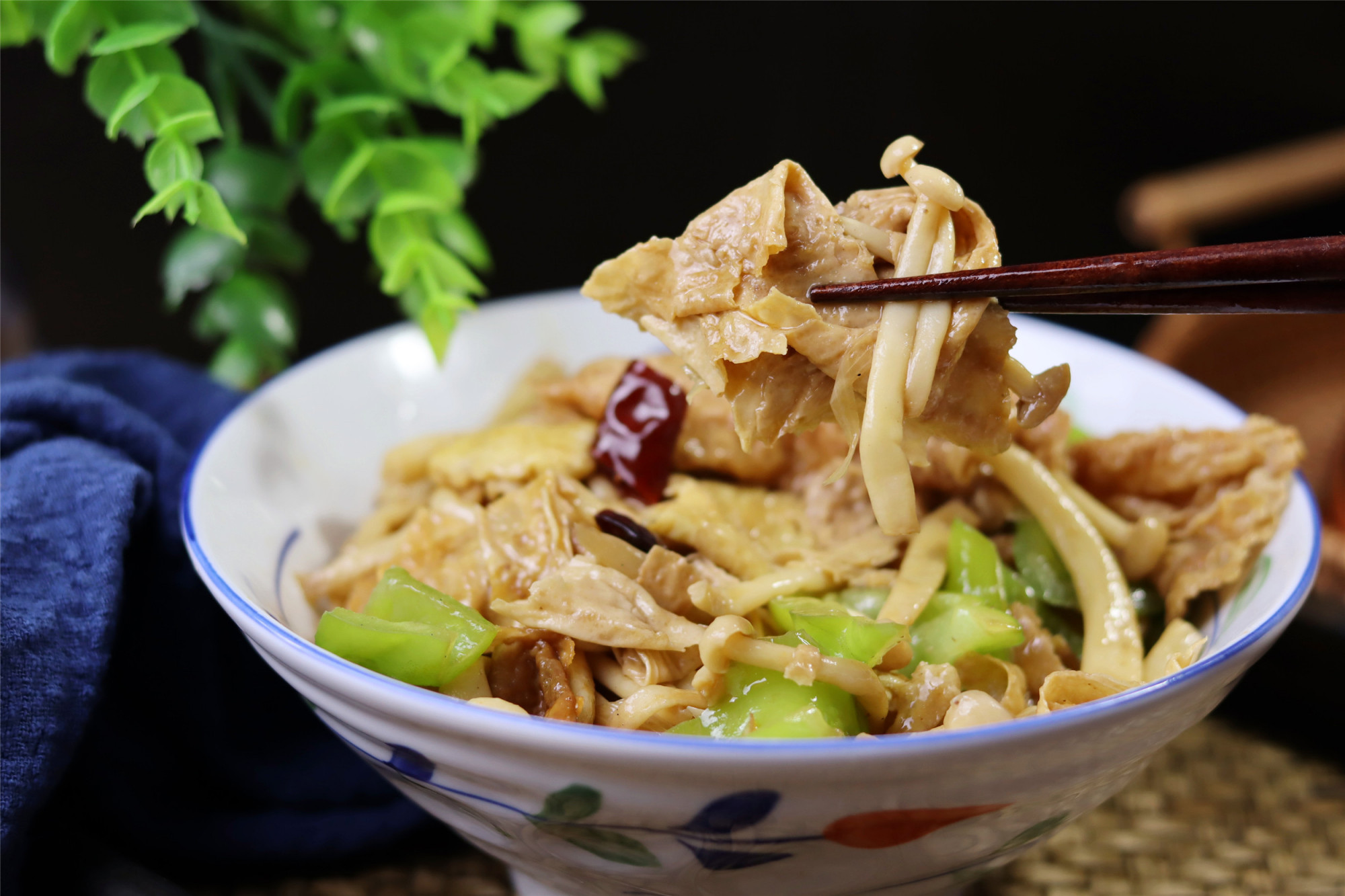 豆皮和这2样一起炒,鲜香味挡都挡不住,和肉一样好吃,吃过瘾了