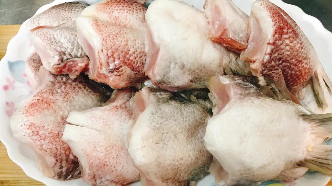 鱼下巴洗净沥干水份,洒适量的盐腌制一个小时左右.