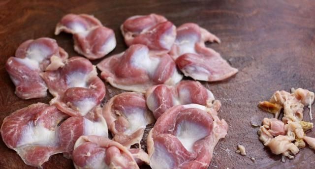 家吃这道菜,我每隔三到五次做一个锅,然后喝|鸡胗|砂锅|鸡肠_新浪新闻