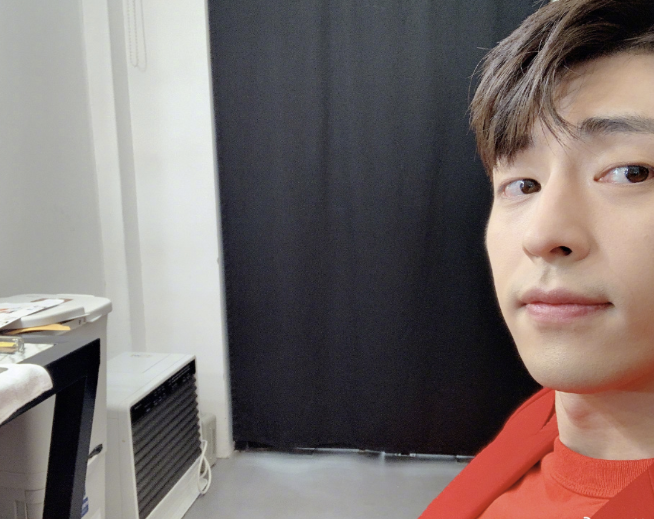 邓伦又回石家庄当伴郎,对镜wink装可爱,戴格格头饰乐在其中