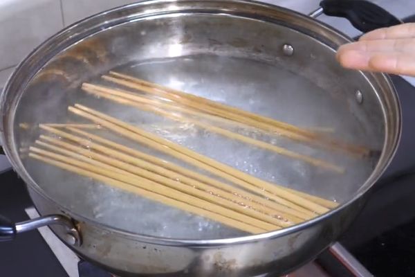 只需往水里加点"它",煮一下用10年都不发霉|发霉|筷子|黄曲霉素_新浪