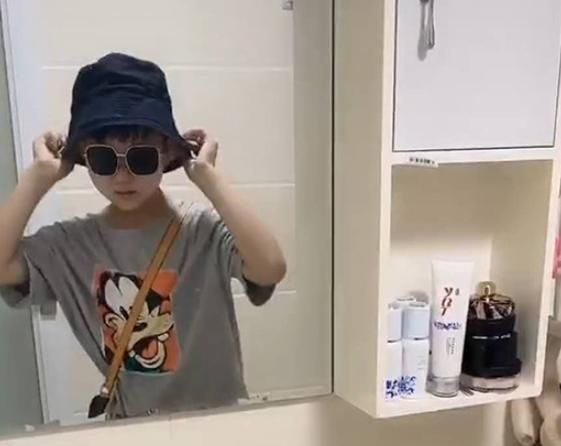 希乐妈2012:这么小就意识到门面了?