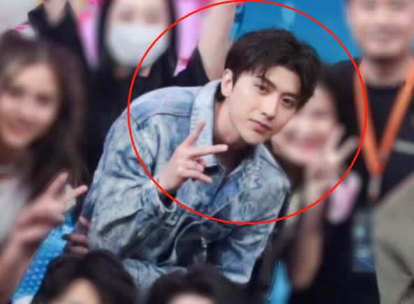 大合照,蔡徐坤稳居c位,我却只留意到他身旁的baby|快本|蔡徐坤|杨颖