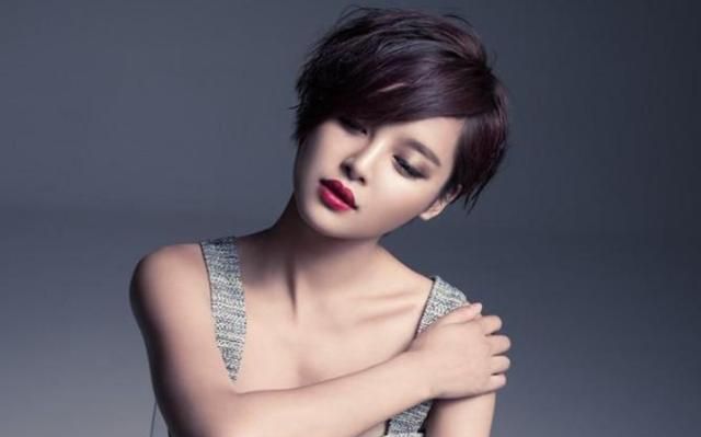 辛芷蕾少女证件照曝光,土味发型眼神呆滞,这才是真女大十八变