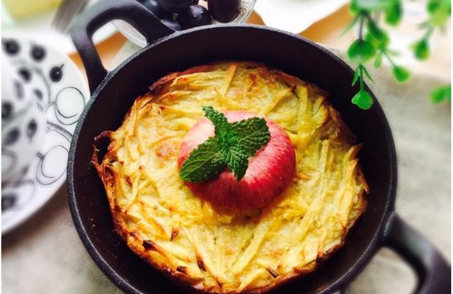 苹果换个新吃法和芝士结合做成苹果烙当成早餐健康美味