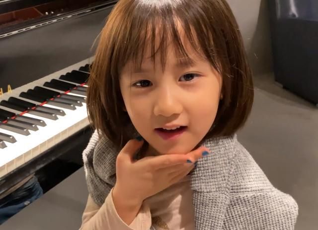 黄磊俩女儿长开啦,多多气质越发温婉,而我却在留意妹妹五官