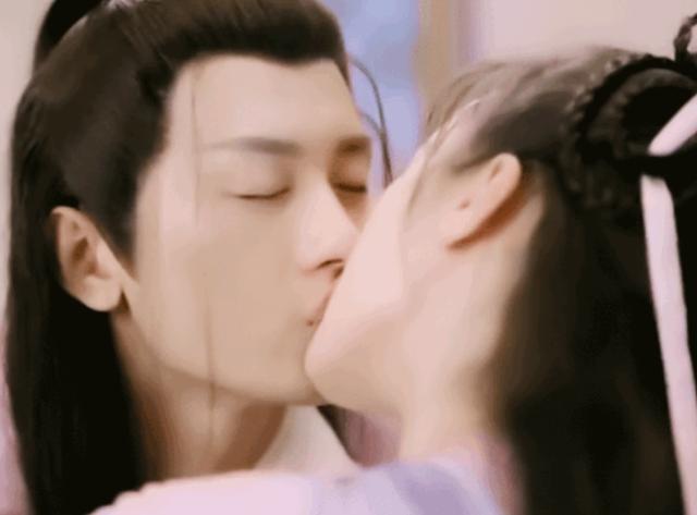 琉璃:一场吻戏ng八次,成毅直呼"腿软",袁冰妍嘴巴都肿了