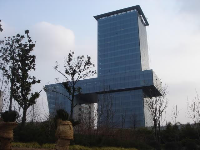 上海最"奇特"的大楼,耗资4.7亿元,被吐槽成"马桶盖"建筑