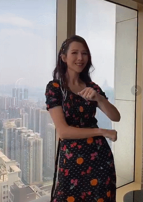 蔡少芬三胎产子后首穿露脐装宅家热舞直言腰是真细超自信