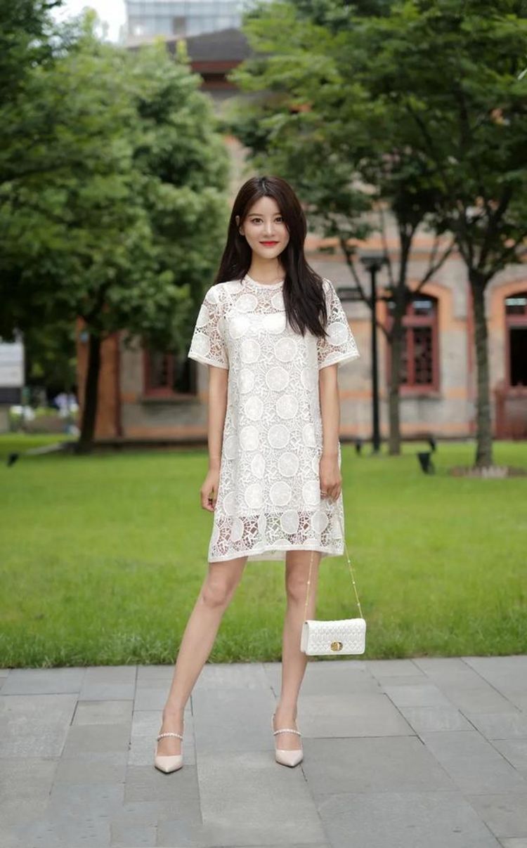 街拍,美女穿白色蕾丝镂空连衣裙,清新减龄