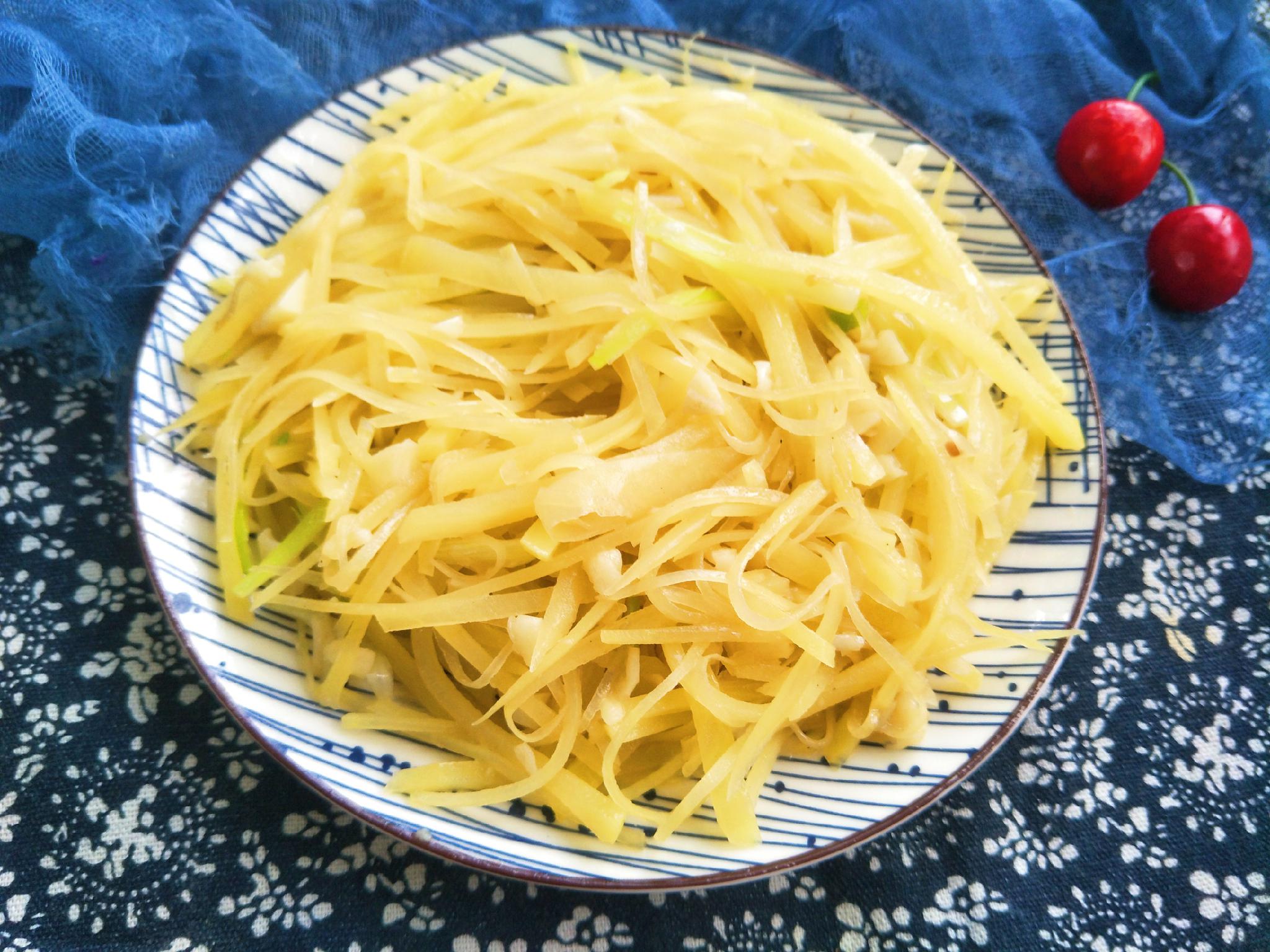 炒土豆丝,切忌直接放大蒜,牢记1个方法,土豆丝脆爽入味又好吃