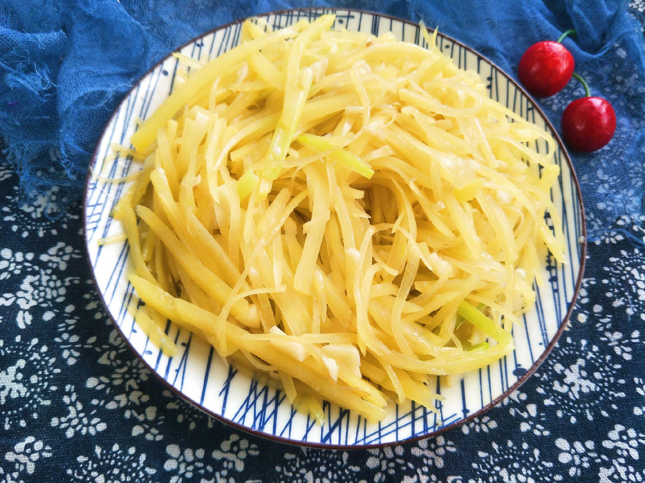 炒土豆丝,切忌直接放大蒜,牢记1个方法,土豆丝脆爽入味又好吃